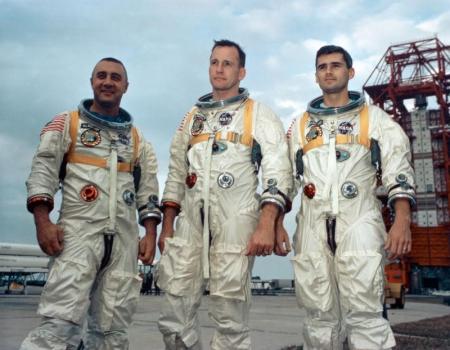 رواد الفضاء (من اليسار إلى اليمين) فيرجيل جريسون وإدوارد وايت وروجر تشافي الذين لاقوا حتفهم في حريق مقصورة مركبة الفضاء أبولو 1 أثناء تدريب 