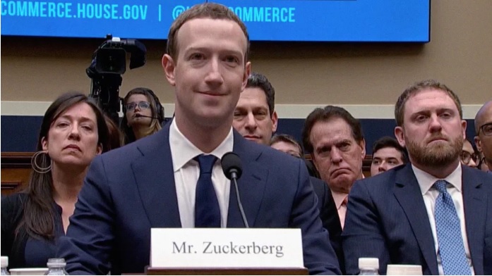 مارك زوكربيرج الرئيس التنفيذي لشركة فيسبوك أثناء إدلائه بشهادته أمام الكونجرس