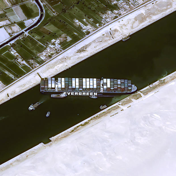صورة بالأقمار الصناعية لناقلة الحاويات العملاقة وهي تغلق تماما المجري الملاحي لقناة السويس