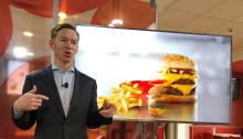 يتقاضي كريس كمبزينسكي الرئيس التنفيذي لشركة ماكدونالد للمطاعم 10.8 مليون دولار سنويا في عام 2020