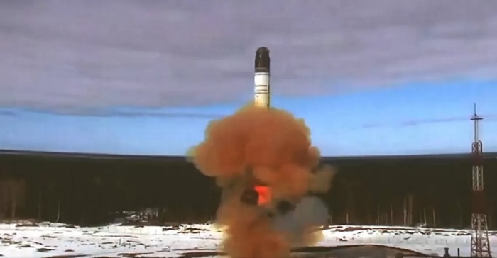 الصاروخ الباليستي «سارمات» لدى اختبار إطلاقه بمنطقة بليسيتسك في شمال غربي روسيا يوم الخميس 21 أبريل 2022