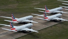 طائرات ركاب تابعة لشركة أمريكان إيرلاينز تحتشد على مدرج في مطار تولسا الدولي في أوكلاهوما، الولايات المتحدة، 23 مارس 2020