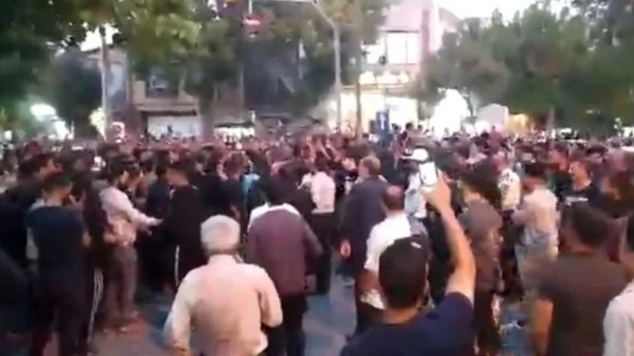 اندلعت احتجاجات في عدة مقاطعات إيرانية الأسبوع الماضي بعد أن خفضت الحكومة دعم المواد الغذائية