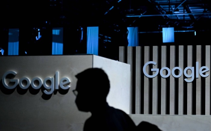 اتهمت منظمة المستهلك الأوروبية (BEUC) شركة Google "بتوجيه المستهلكين بشكل غير عادل نحو نظام المراقبة الخاص بها" عند الاشتراك في خدماتها بدلاً من تقديم خيارات الخصوصية الافتراضية