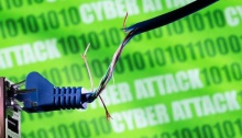كابل اتصالات لشبكة الإنترنت مقطوع أمام الشفرة الثنائية وكلمات "الهجوم الإلكتروني" في هذا الرسم التوضيحي في 8 مارس 2022