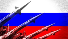 صواريخ تحمل رؤوس نووية تكتيكية خلف علم روسيا