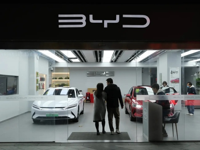 متجر لسيارات BYD الكهربائية في شنغهاي، الصين، عام 2021