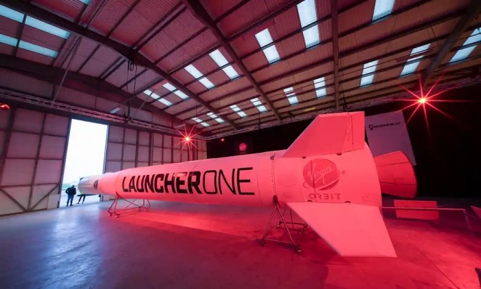 صاروخ "لونشر وان LauncherOne" في حظيرة في مطار نيوكواي. سيحمل الصاروخ حمولة من الأقمار الصناعية الصغيرة إلى مدار حول الأرض