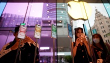 ينظر الناس إلى أيفون 15 الجديد مع طرحه من أبل للبيع رسميًا في جميع أنحاء الصين، في متجر أبل في شنغهاي، الصين، 22 سبتمبر 2023